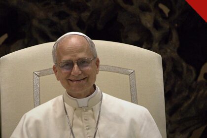 Papa Leão XIV confirma viagem à América do Sul: Pontífice sorrindo, de batina branca, durante audiência no Vaticano