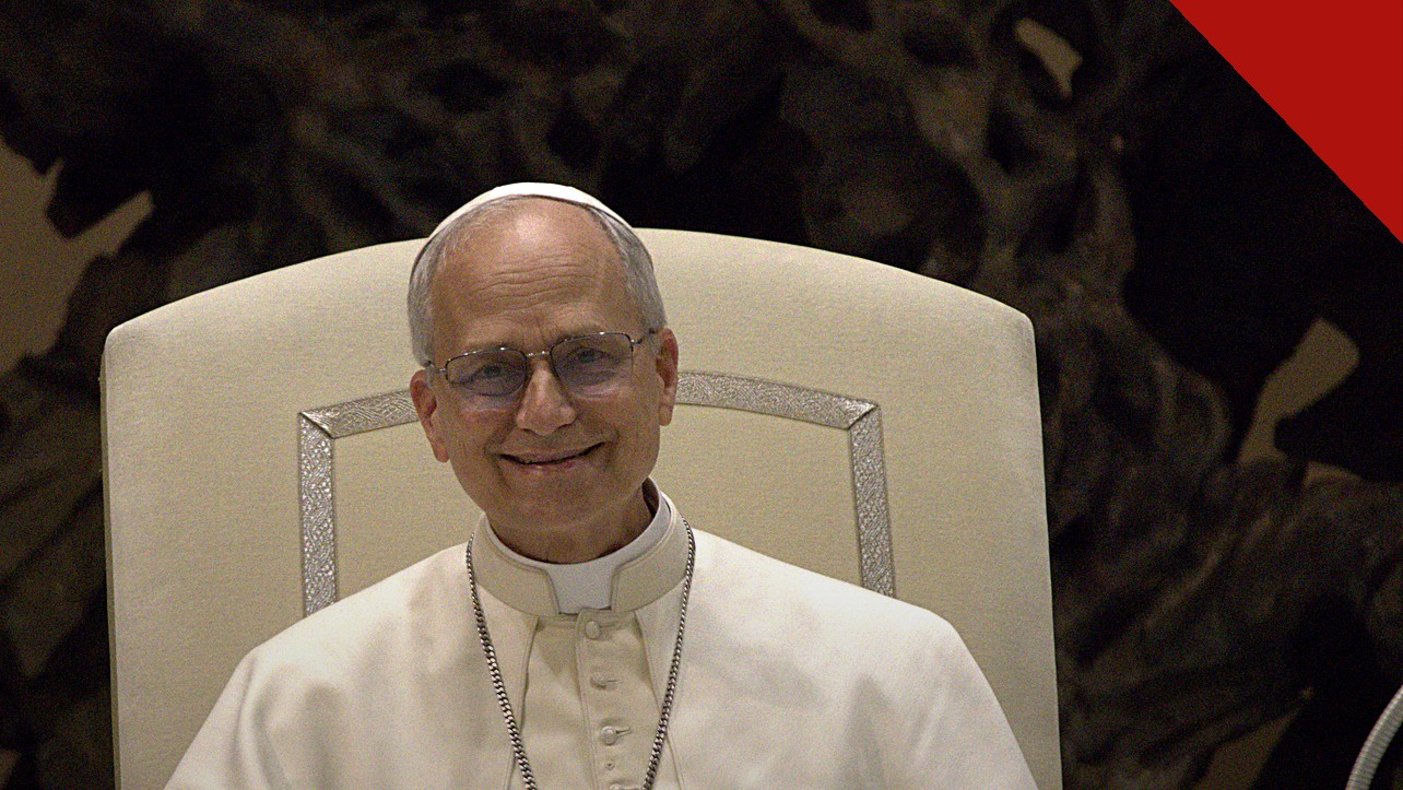 Papa Leão XIV confirma viagem à América do Sul: Pontífice sorrindo, de batina branca, durante audiência no Vaticano