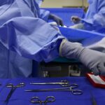 engenheiro é espancado após ato em Santos: equipe médica em centro cirúrgico, em foto ilustrativa de hospital