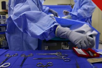 engenheiro é espancado após ato em Santos: equipe médica em centro cirúrgico, em foto ilustrativa de hospital