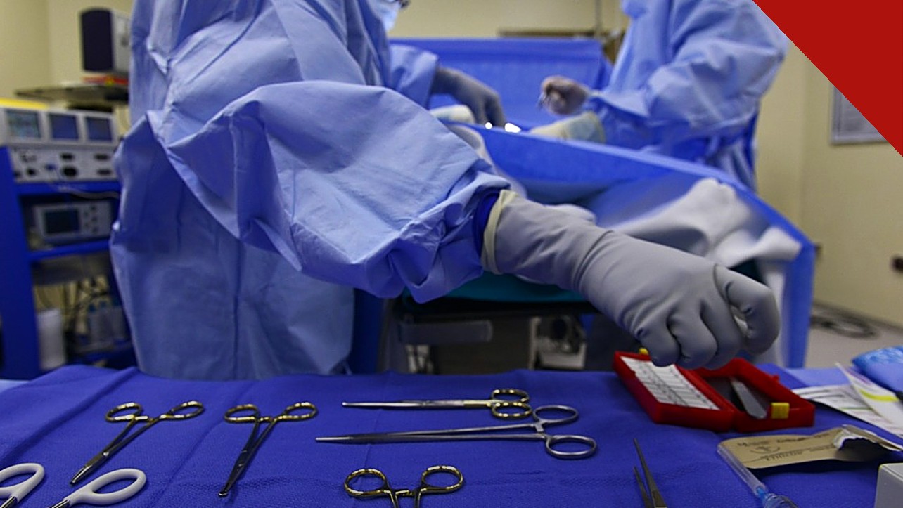engenheiro é espancado após ato em Santos: equipe médica em centro cirúrgico, em foto ilustrativa de hospital