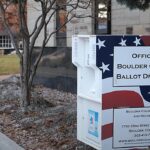 Urna de coleta de votos pelo correio nos Estados Unidos, em matéria em que cédulas são encontradas em lixeira em Seattle