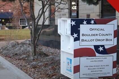 Urna de coleta de votos pelo correio nos Estados Unidos, em matéria em que cédulas são encontradas em lixeira em Seattle