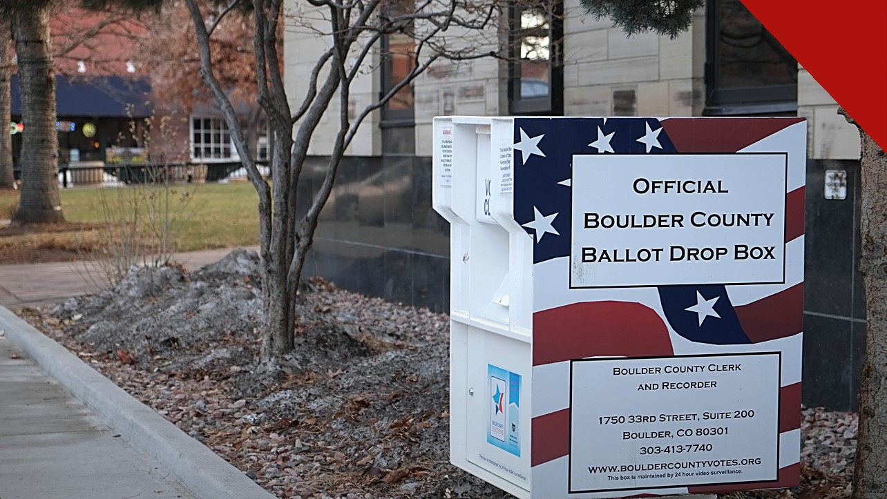 Urna de coleta de votos pelo correio nos Estados Unidos, em matéria em que cédulas são encontradas em lixeira em Seattle