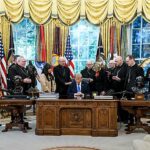 bispos pedem desculpas por vídeo da Casa Branca: bispos católicos oram pelo presidente Donald Trump no Salão Oval