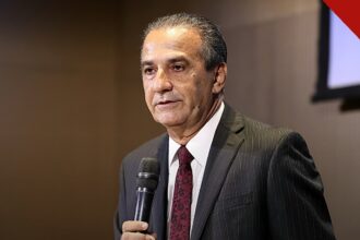 líderes evangélicos reconhecem vitória de Lula: o pastor Silas Malafaia com um microfone durante evento