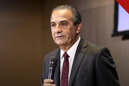 líderes evangélicos reconhecem vitória de Lula: o pastor Silas Malafaia com um microfone durante evento