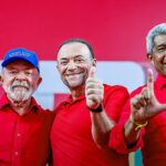 presidente do PT diz que vai às ruas: Edinho Silva ao lado do presidente Lula durante ato do PT