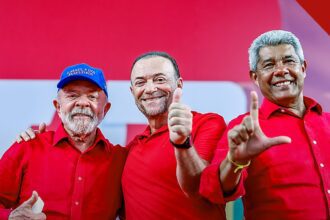 presidente do PT diz que vai às ruas: Edinho Silva ao lado do presidente Lula durante ato do PT