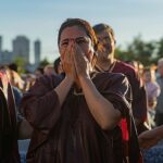 igreja no Paraguai batiza 350 pessoas com fiéis em celebração de batismo nas águas no Paraguai