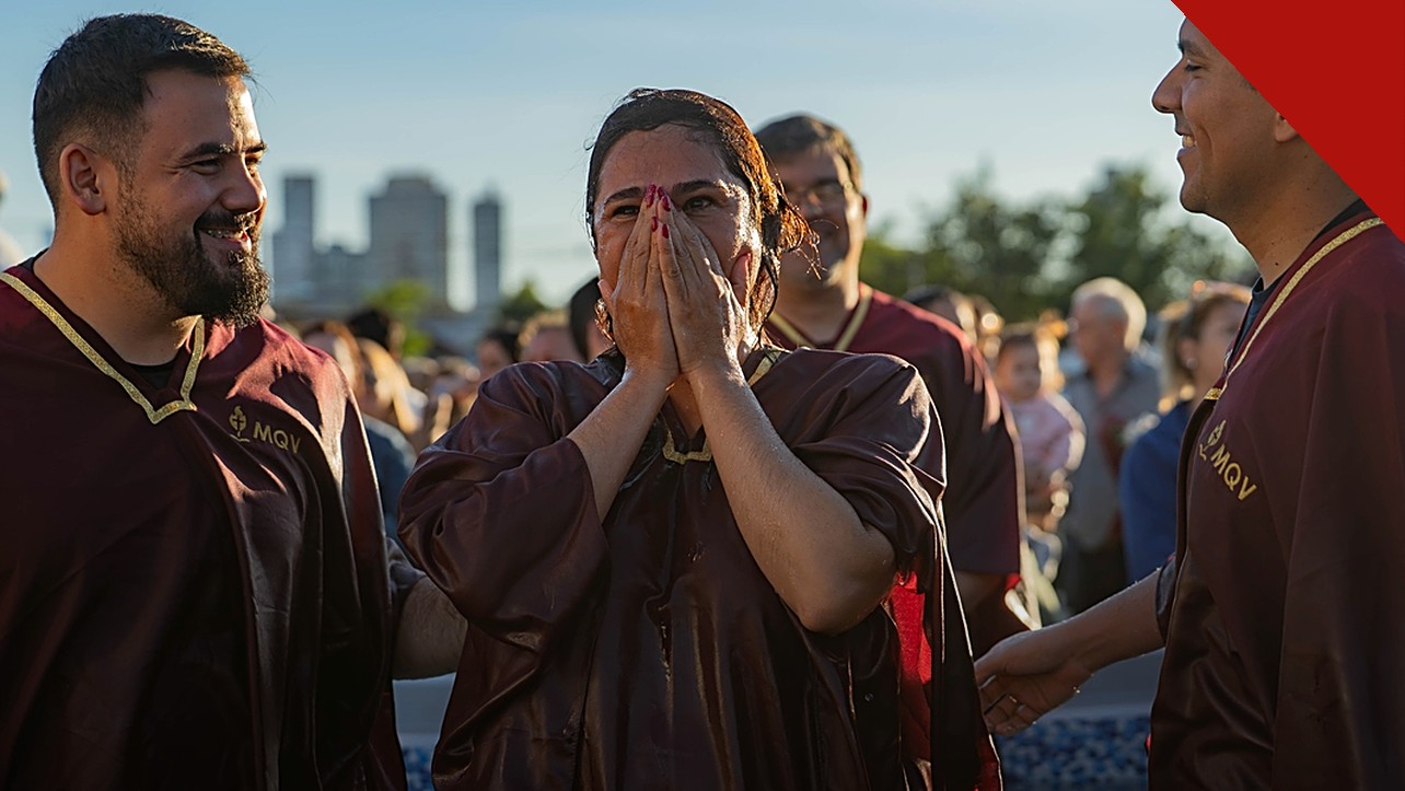 igreja no Paraguai batiza 350 pessoas com fiéis em celebração de batismo nas águas no Paraguai