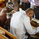 padre sequestrado na Nigéria é resgatado em imagem de fiéis em igreja nigeriana em oração