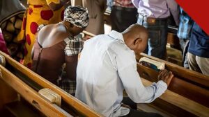 padre sequestrado na Nigéria é resgatado em imagem de fiéis em igreja nigeriana em oração