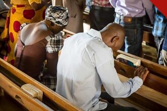 padre sequestrado na Nigéria é resgatado em imagem de fiéis em igreja nigeriana em oração