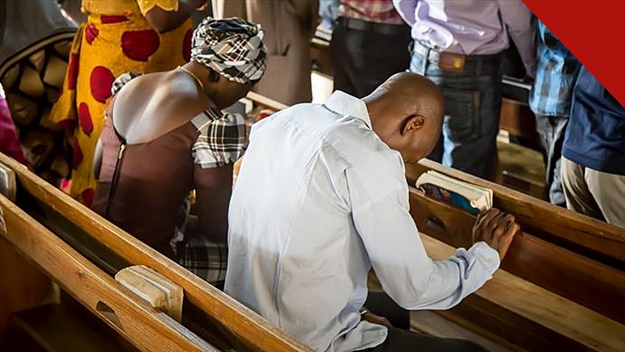padre sequestrado na Nigéria é resgatado em imagem de fiéis em igreja nigeriana em oração