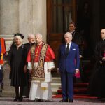 papa e rei Charles trocam títulos religiosos com o papa Leão XIV cumprimentando o rei Charles III no Vaticano