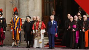 papa e rei Charles trocam títulos religiosos com o papa Leão XIV cumprimentando o rei Charles III no Vaticano