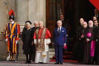 papa e rei Charles trocam títulos religiosos com o papa Leão XIV cumprimentando o rei Charles III no Vaticano