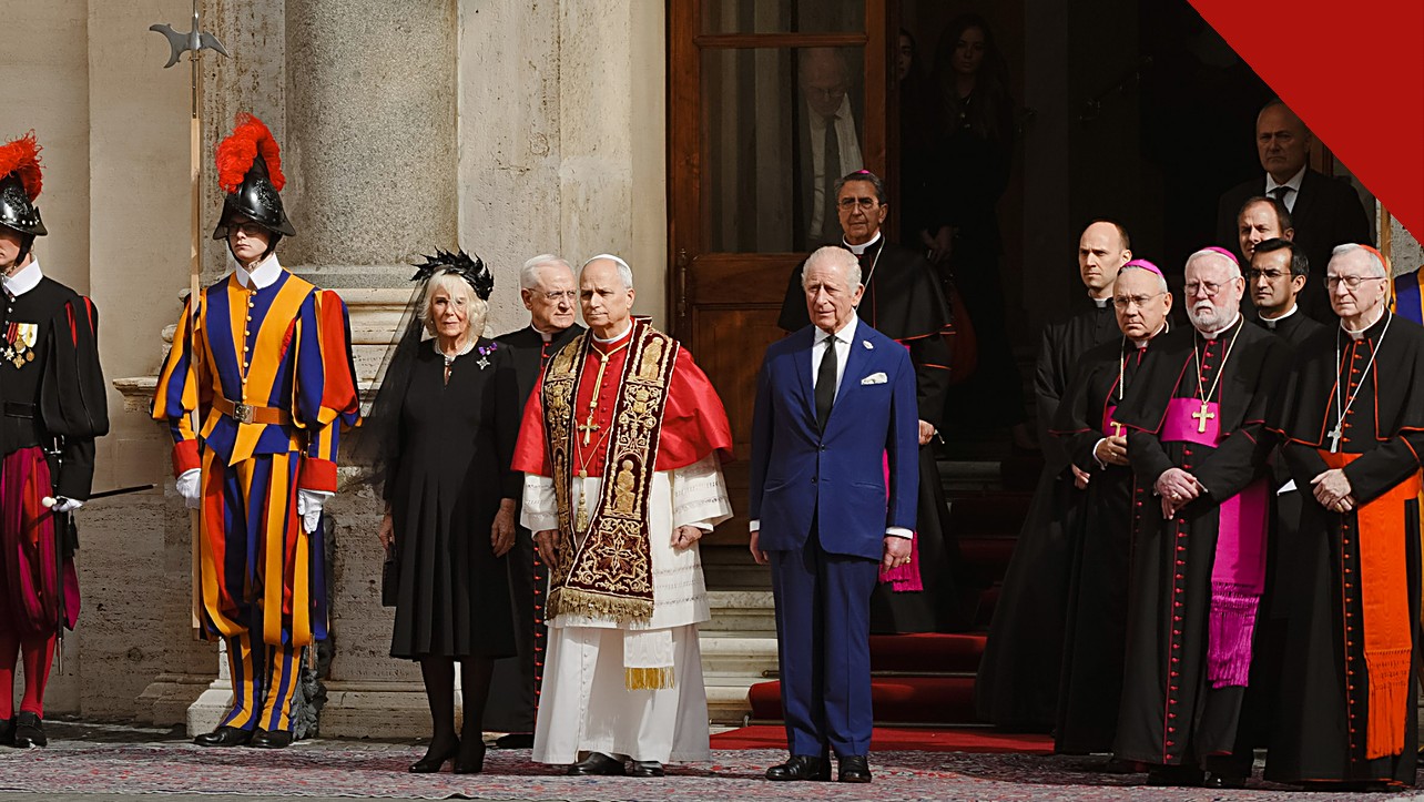 papa e rei Charles trocam títulos religiosos com o papa Leão XIV cumprimentando o rei Charles III no Vaticano