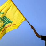 Irã financia Hezbollah contra Israel: militante do Hezbollah exibe bandeira do grupo em imagem de reprodução