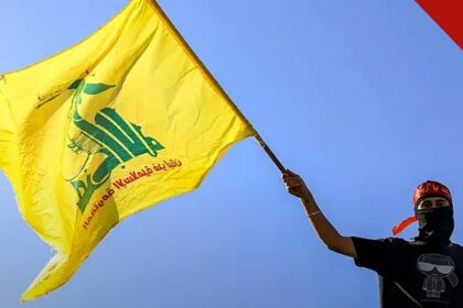 Irã financia Hezbollah contra Israel: militante do Hezbollah exibe bandeira do grupo em imagem de reprodução