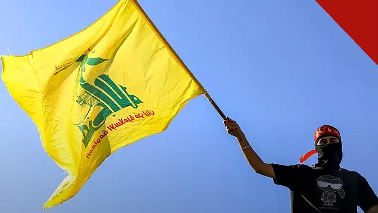 Irã financia Hezbollah contra Israel: militante do Hezbollah exibe bandeira do grupo em imagem de reprodução