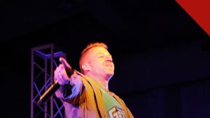 Macklemore lança turnê Free Palestine: rapper durante apresentação musical em imagem de arquivo