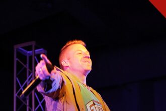 Macklemore lança turnê Free Palestine: rapper durante apresentação musical em imagem de arquivo