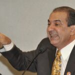 Estratégia de Silas Malafaia: o pastor aponta e fala ao microfone em audiência na Câmara dos Deputados