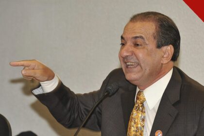 Estratégia de Silas Malafaia: o pastor aponta e fala ao microfone em audiência na Câmara dos Deputados