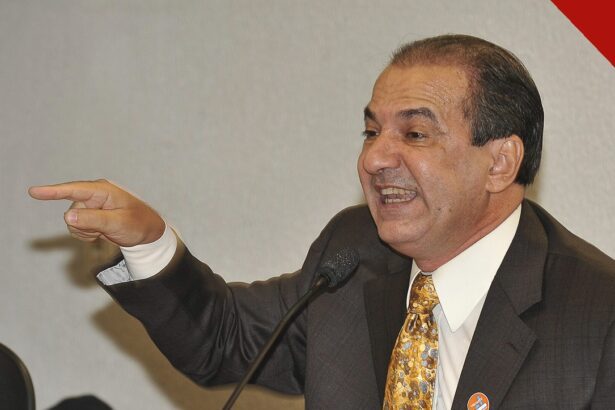 Estratégia de Silas Malafaia: o pastor aponta e fala ao microfone em audiência na Câmara dos Deputados