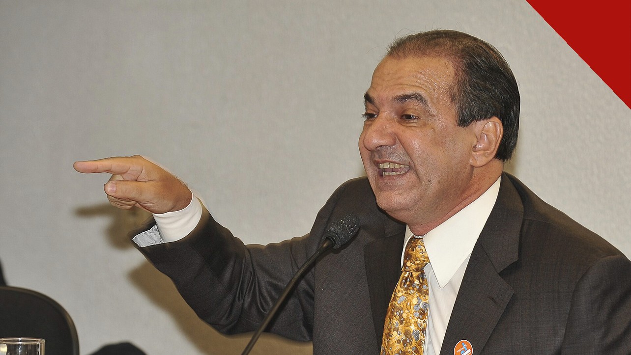 Estratégia de Silas Malafaia: o pastor aponta e fala ao microfone em audiência na Câmara dos Deputados
