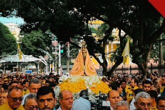 Recírio encerra Círio de Nazaré 2026 com a Imagem Peregrina de Nossa Senhora de Nazaré cercada por devotos em Belém