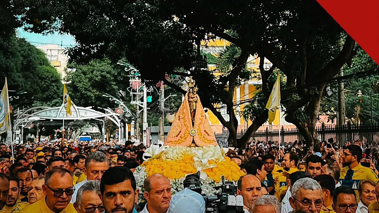 Recírio encerra Círio de Nazaré 2026 com a Imagem Peregrina de Nossa Senhora de Nazaré cercada por devotos em Belém