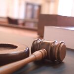igreja e escola na Flórida são processadas em imagem de martelo de juiz em tribunal americano