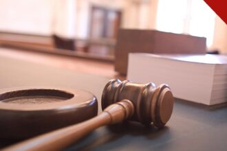 igreja e escola na Flórida são processadas em imagem de martelo de juiz em tribunal americano