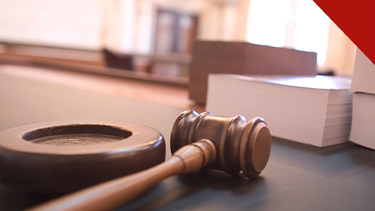 igreja e escola na Flórida são processadas em imagem de martelo de juiz em tribunal americano