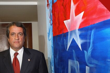 PL reconhece vitória de Lula em foto de Valdemar Costa Neto, presidente do Partido Liberal, ao lado de pintura com as cores do PL