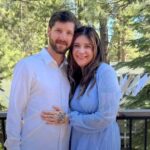 Pai que parou atirador no Oregon: Kaylub Giamanco abraçado à esposa, Kelsey, em foto de família ao ar livre em Bend