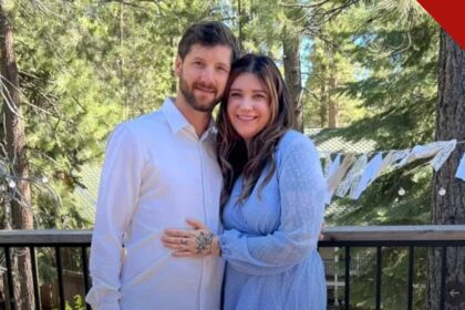 Pai que parou atirador no Oregon: Kaylub Giamanco abraçado à esposa, Kelsey, em foto de família ao ar livre em Bend