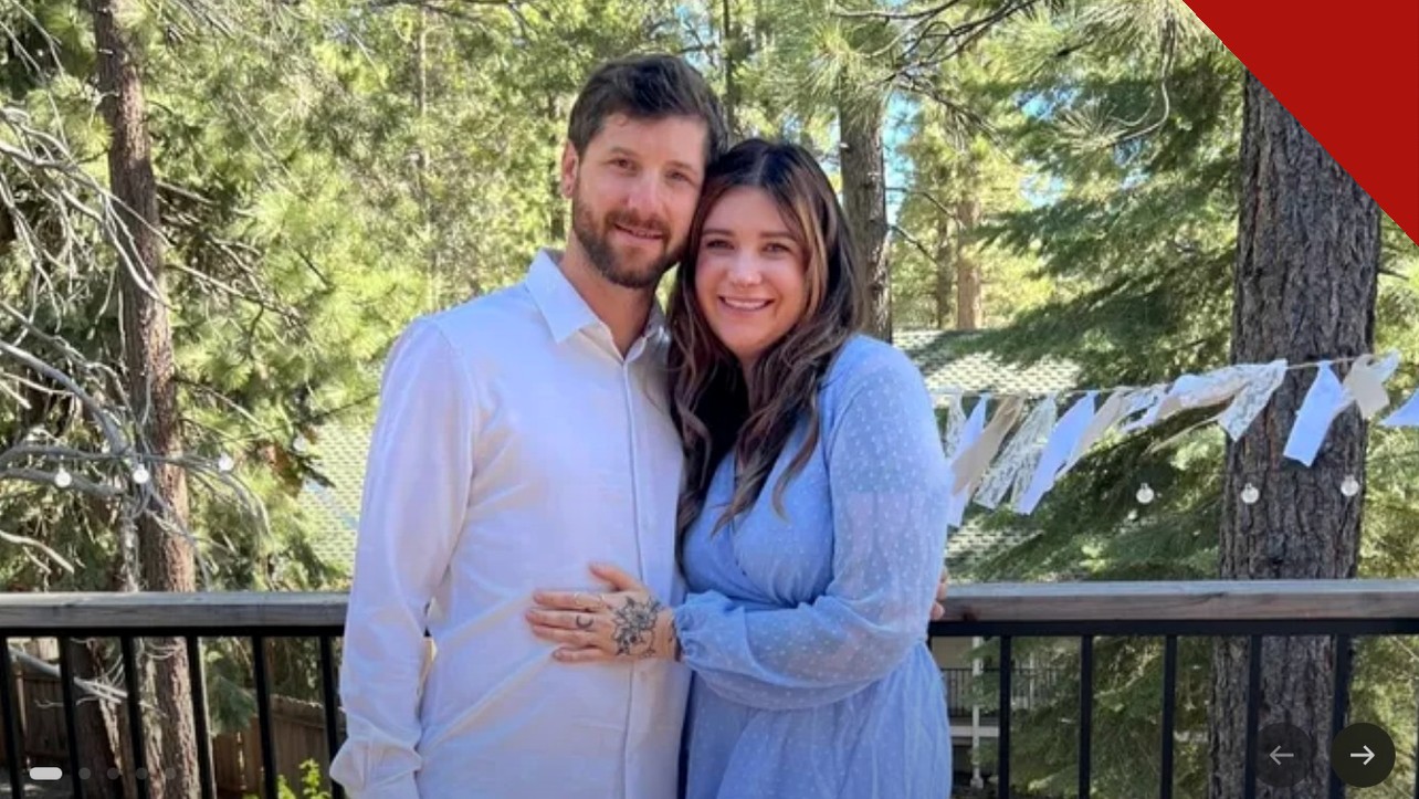 Pai que parou atirador no Oregon: Kaylub Giamanco abraçado à esposa, Kelsey, em foto de família ao ar livre em Bend