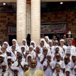 Nigéria condena terroristas por sequestro de padres em foto de padre com candidatos à confirmação em igreja na Nigéria