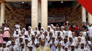 Nigéria condena terroristas por sequestro de padres em foto de padre com candidatos à confirmação em igreja na Nigéria