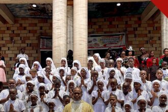 Nigéria condena terroristas por sequestro de padres em foto de padre com candidatos à confirmação em igreja na Nigéria
