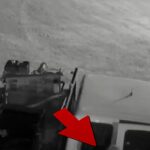 assassino foge de prisão no Tennessee em quadro de câmera de segurança do fugitivo roubando uma caminhonete branca