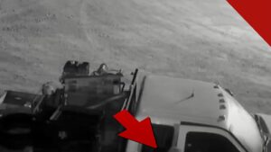 assassino foge de prisão no Tennessee em quadro de câmera de segurança do fugitivo roubando uma caminhonete branca
