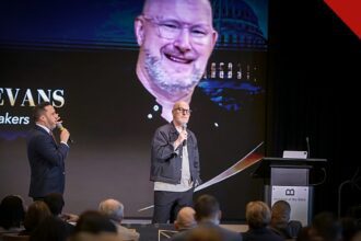 cristãos devem ser transformadores é a mensagem do pastor Russell Evans em palco de cúpula cristã no Museu da Bíblia em Washington