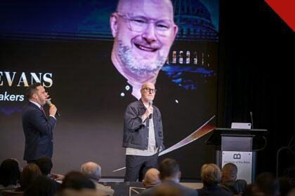 cristãos devem ser transformadores é a mensagem do pastor Russell Evans em palco de cúpula cristã no Museu da Bíblia em Washington