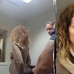 mãe é presa após deixar filhos sozinhos é o tema de foto de Irene Miller algemada no aeroporto e em foto de registro policial na Flórida