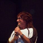 cantor Donnie Iris morre aos 83 anos é o tema de Donnie Iris cantando ao microfone em show em foto livre de arquivo